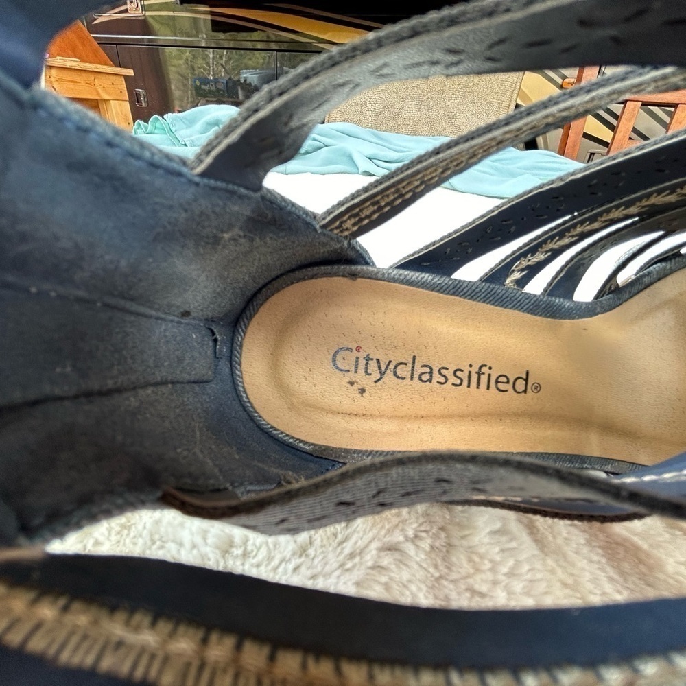 City classified. Sandals. Heels. Back zipper. Size 6. - Picture 4 of 8